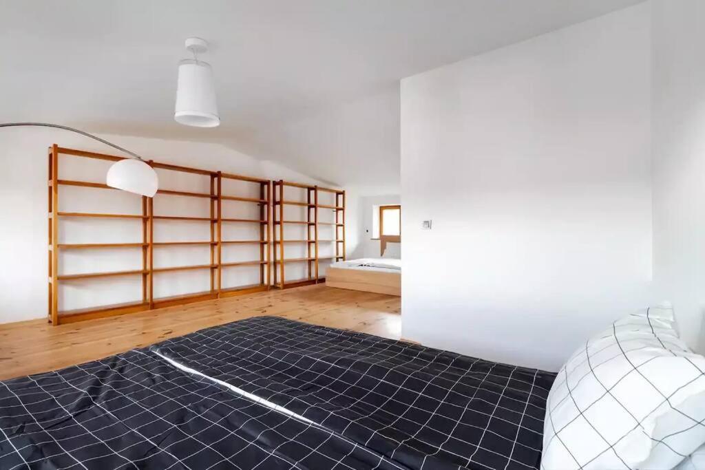 Lägenhet Cozy With 6 Bedrooms Warszawa